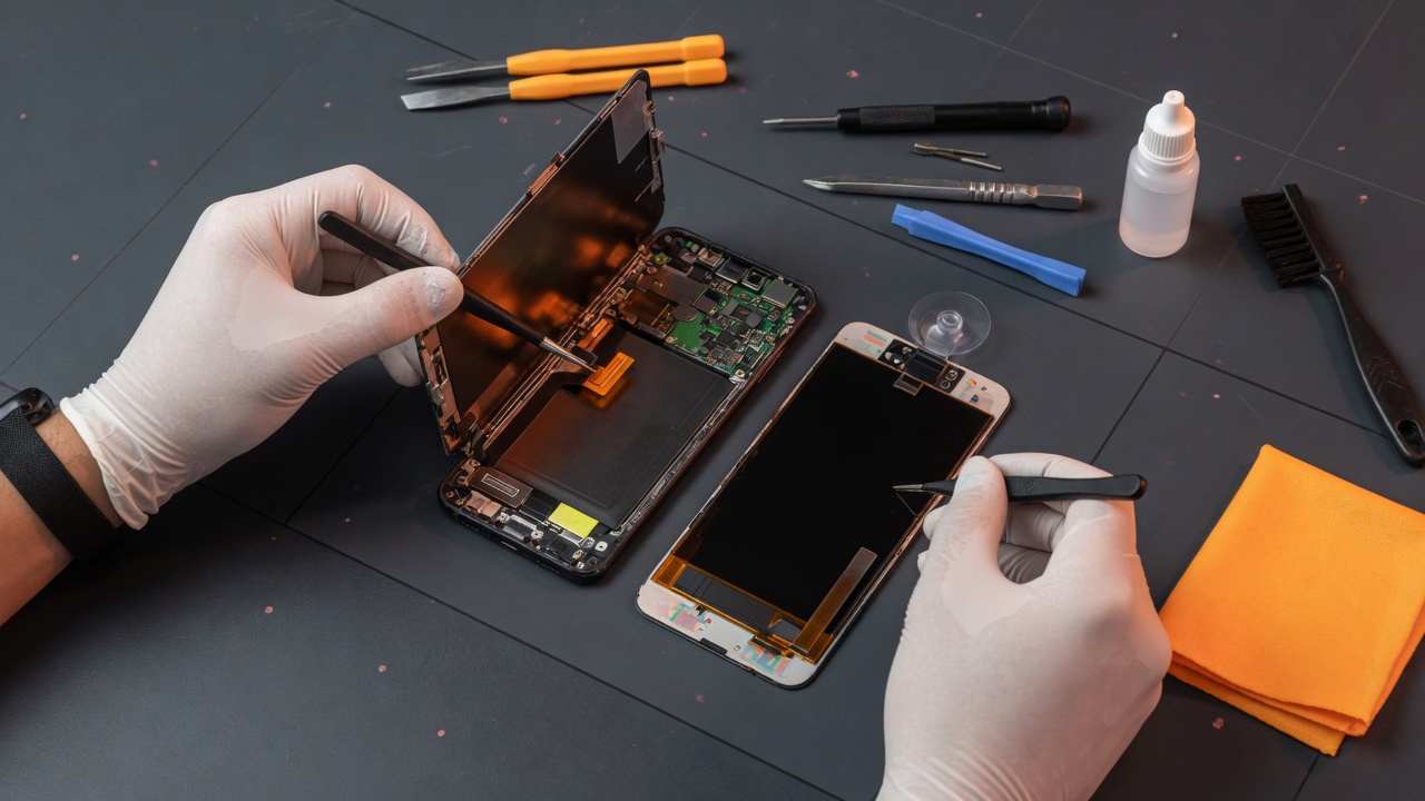 Técnico reparando un celular