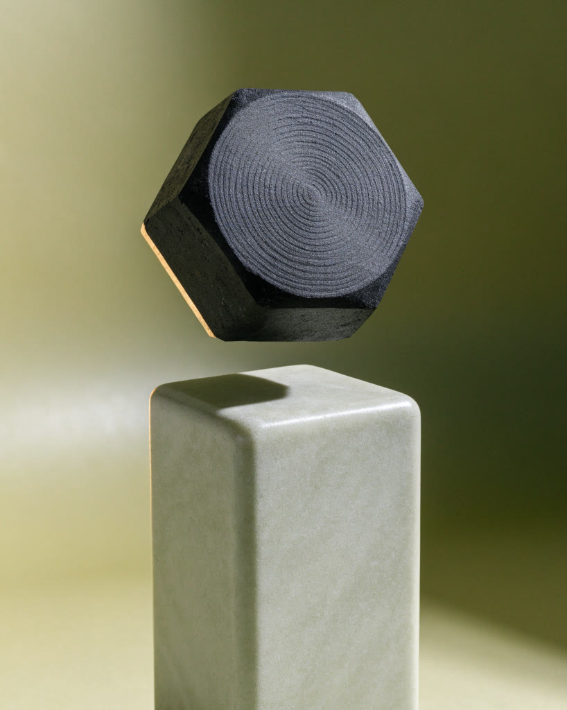 Gránulo mineral de nutrición para suelo sobre un pedestal de piedra