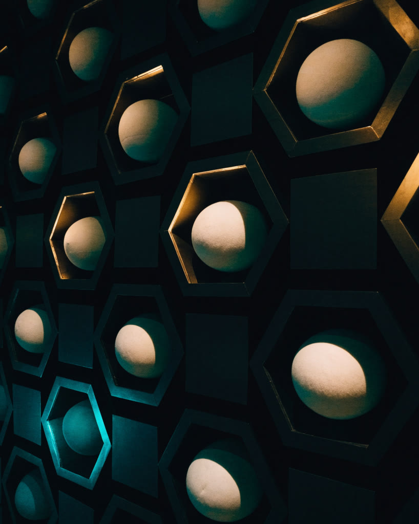 Muro de nichos hexagonales iluminados