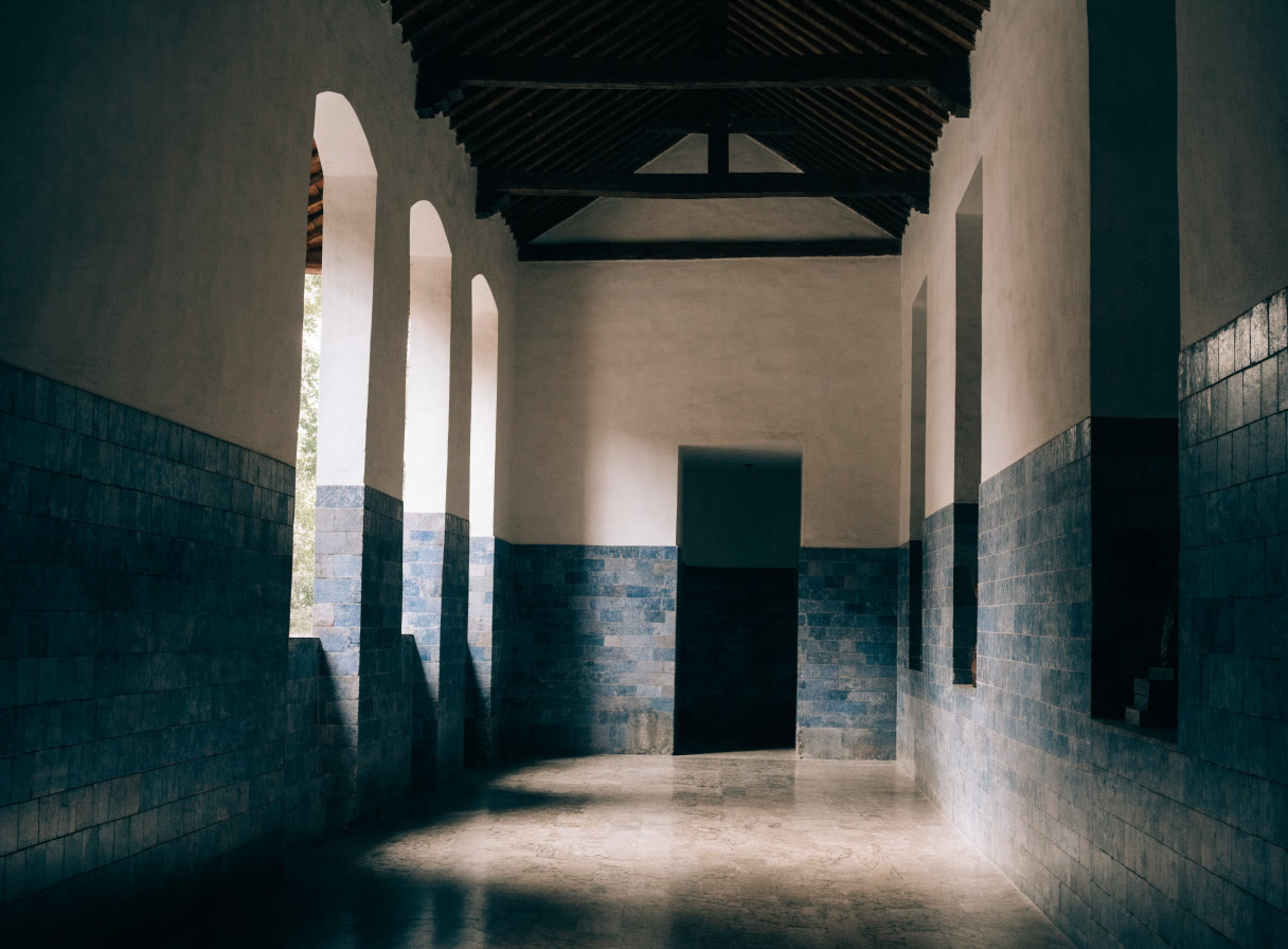 Sala abovedada con guardapolvo de azulejo y luz lateral