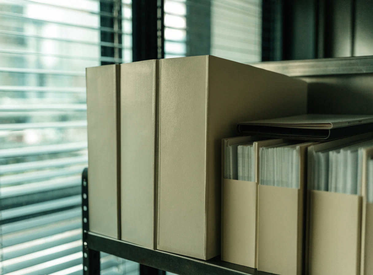 Carpetas y archivos ordenados en una estantería