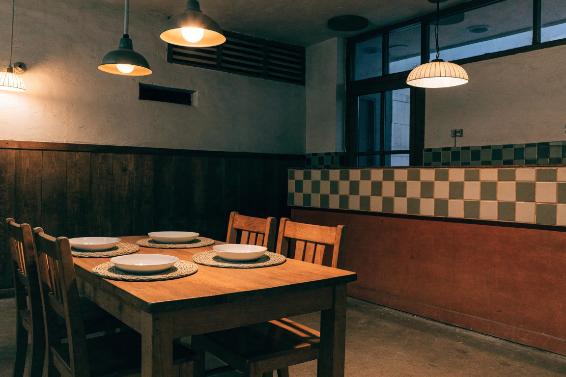 Mesa preparada en una cenaduría de barrio