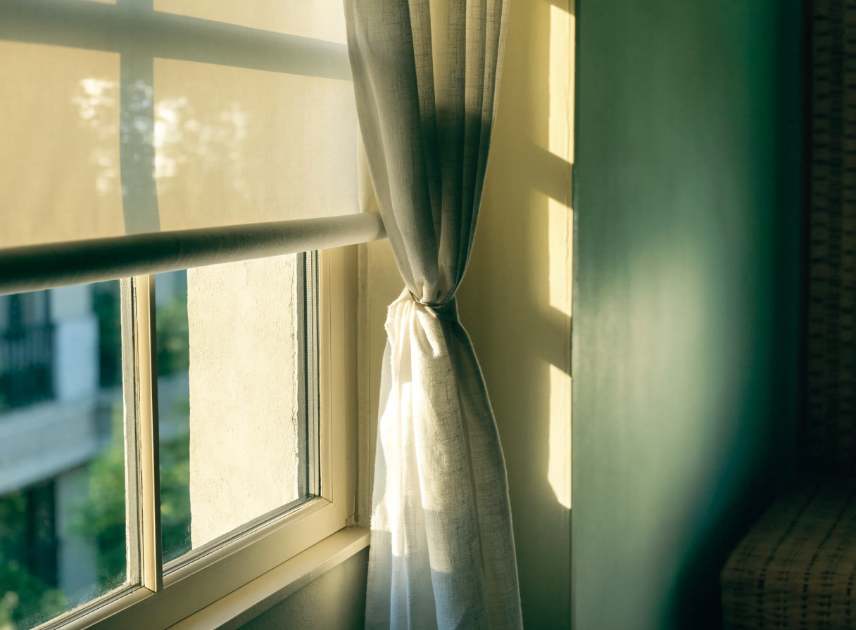 Tratamiento de ventana instalado y alineado en una habitación serena