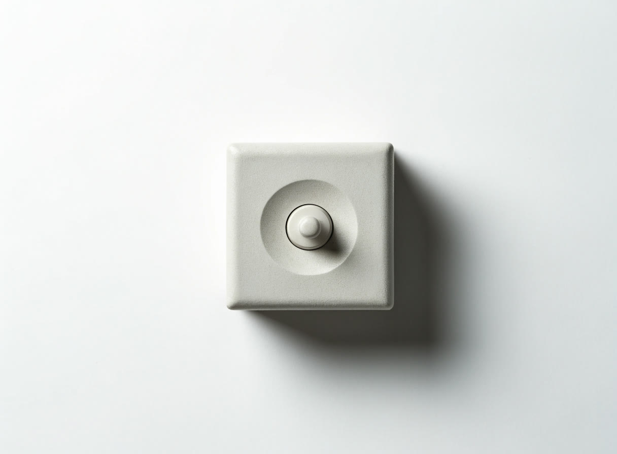 Perilla de volumen sobre un panel gris mate