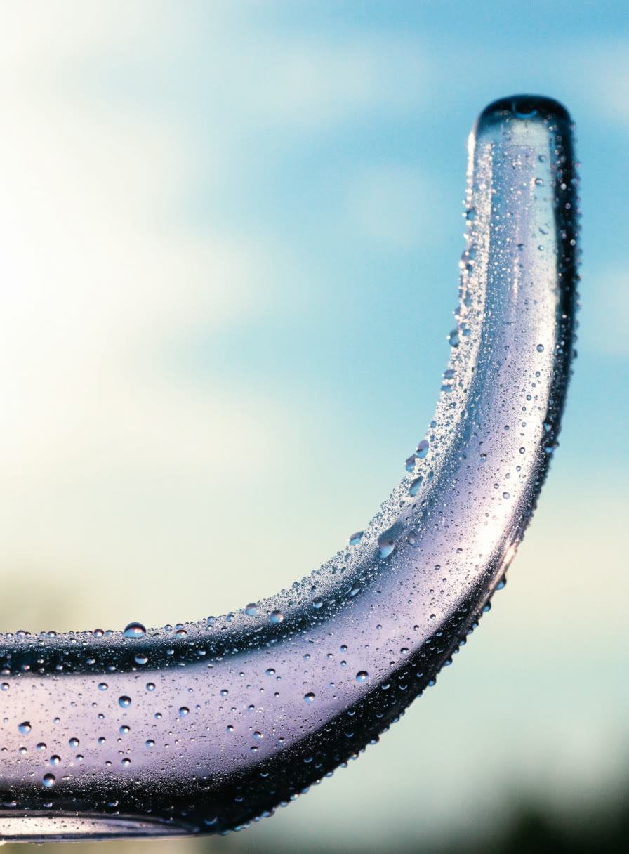 Gotas de rocío sobre vidrio lila