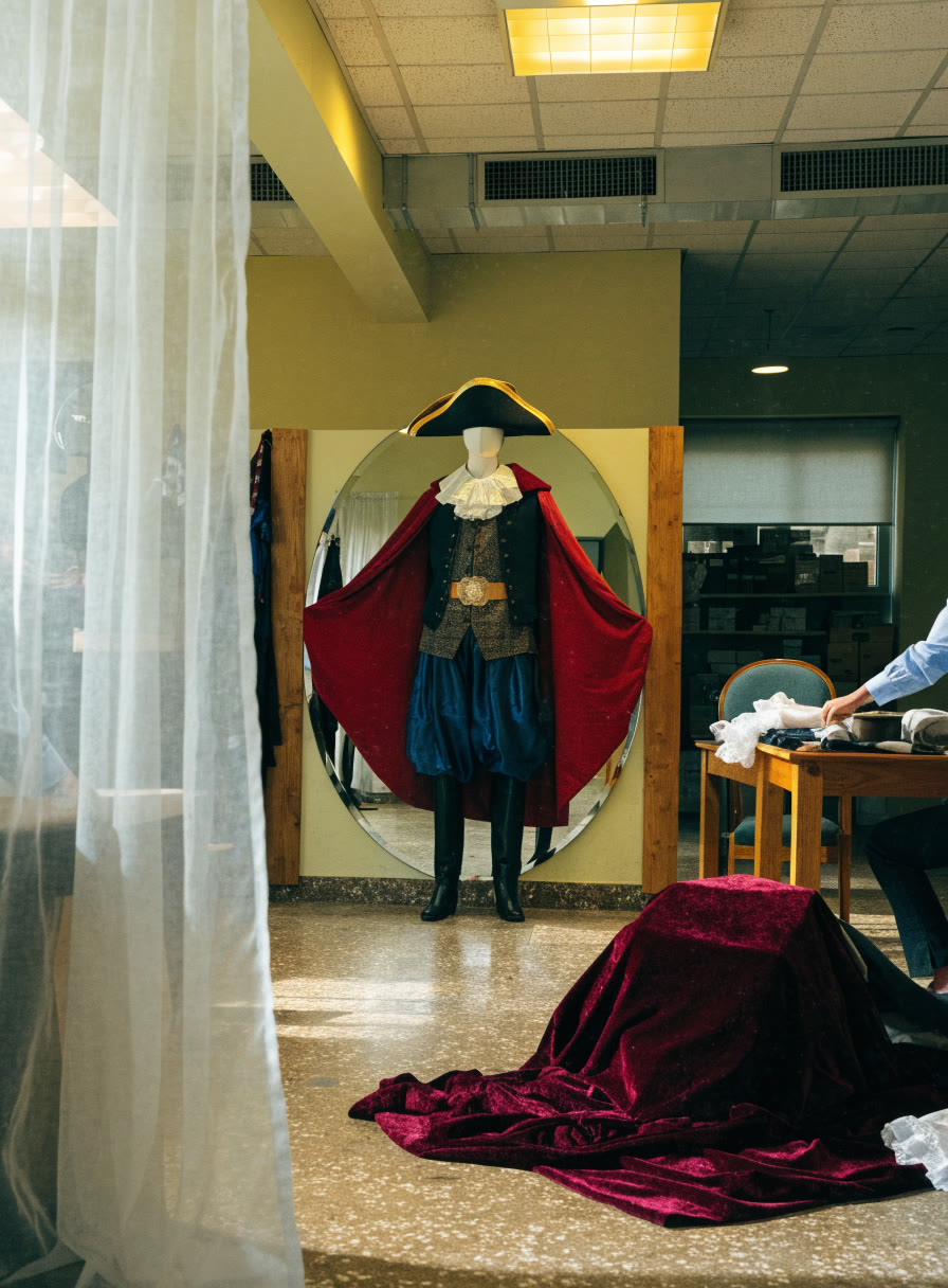 Probador con espejo redondo y maniquí vestido de capitán pirata