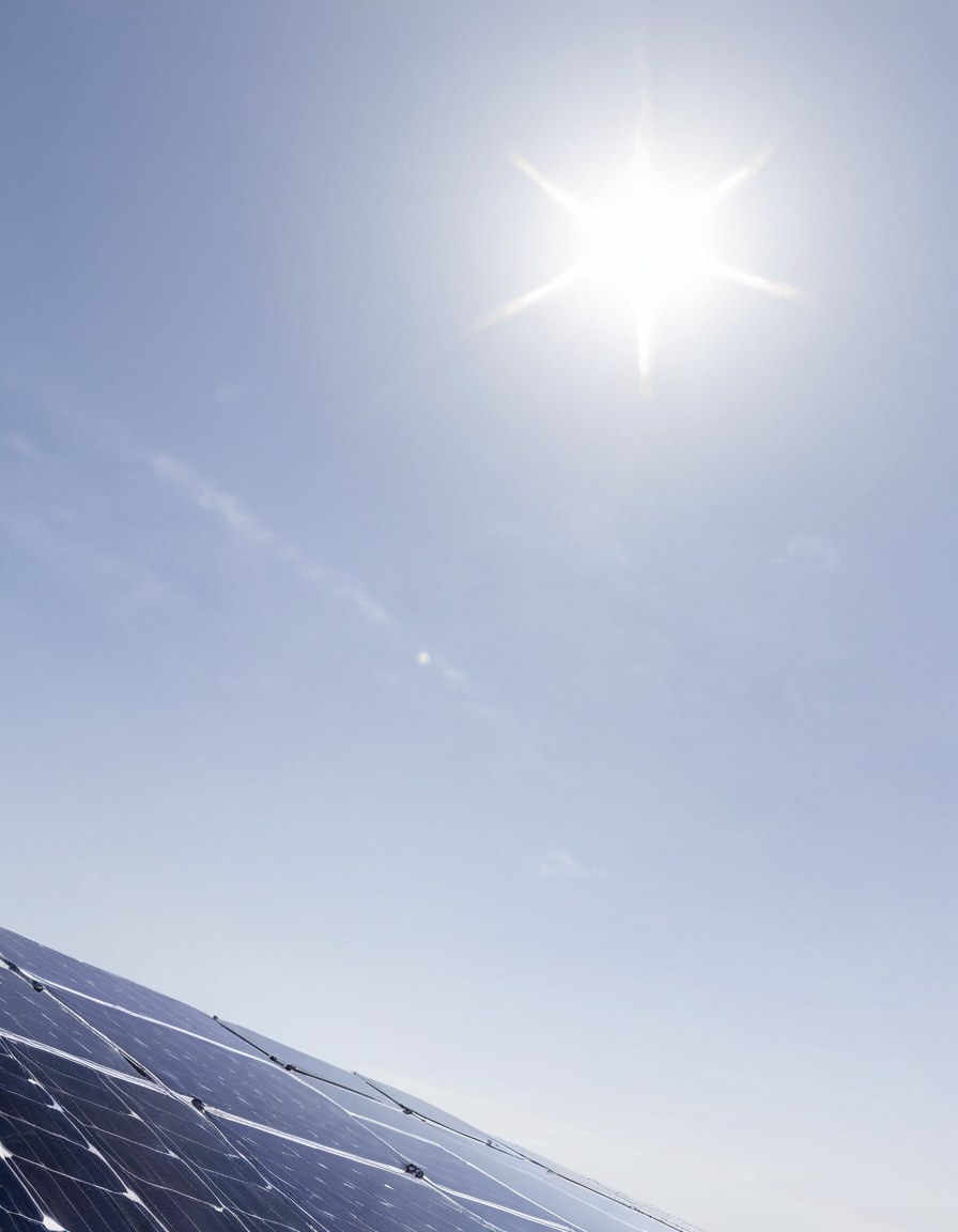 Arreglo de módulos solares al pie de un cielo pálido y luminoso