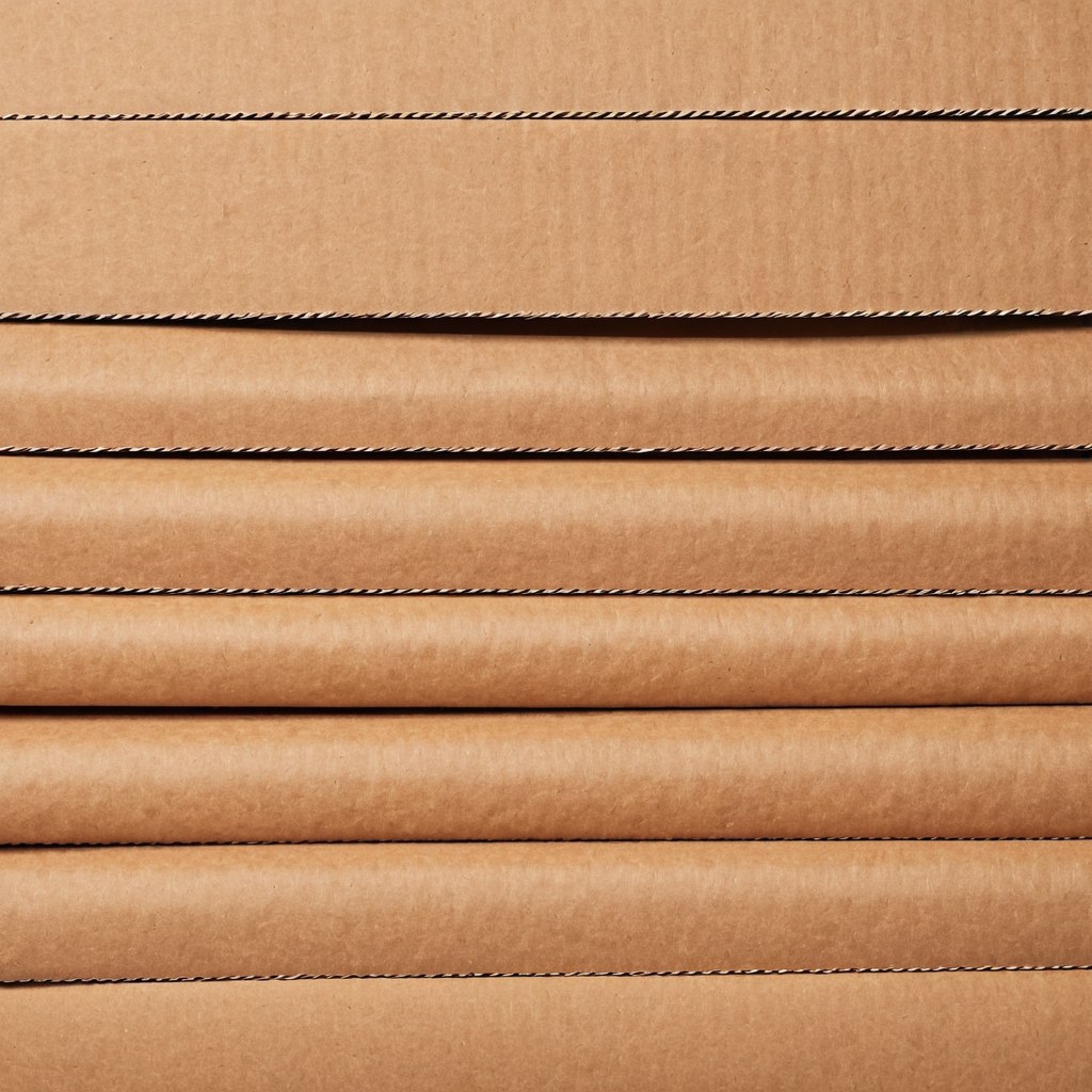 Láminas de cartón corrugado y fibras de papel en capas