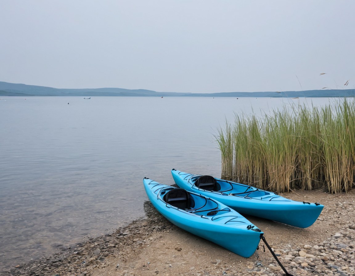 Dos kayaks de renta alineados en una orilla tranquila con carrizo detrás