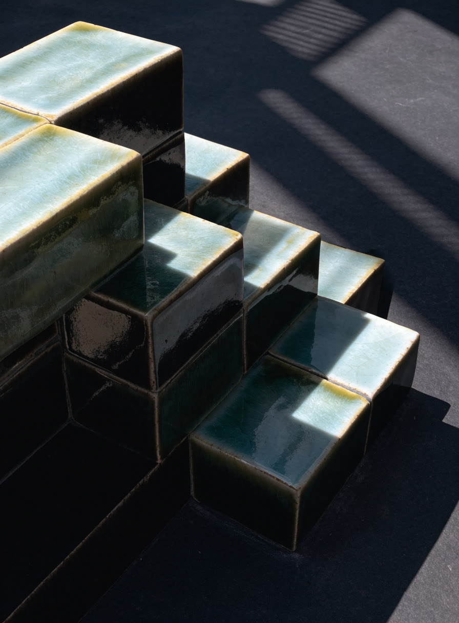 Azulejos esmaltados en celadón y carbón con sombras diagonales